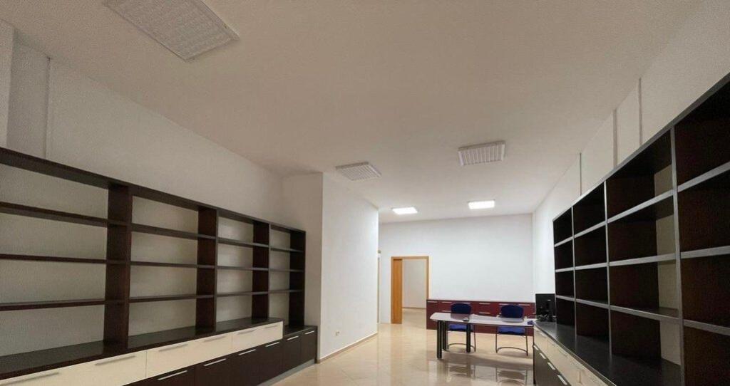 AMBIENT KOMERCIAL PER SHITJE NE ZONEN E PAZARIT TE RI