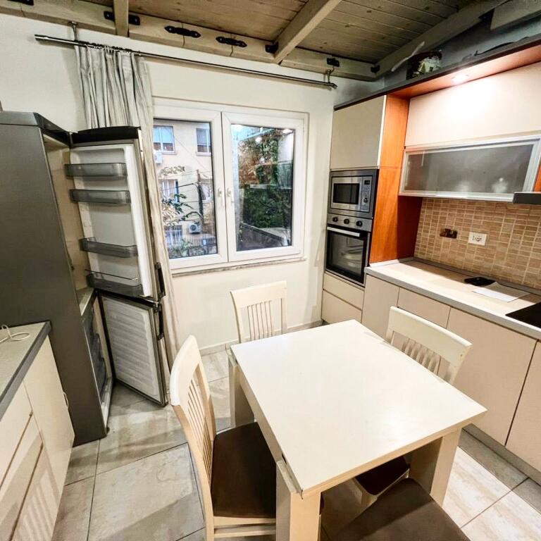 Jepet me qira 2+1 tek rruga e Elbasanit ,Drejtoria e Higjenes