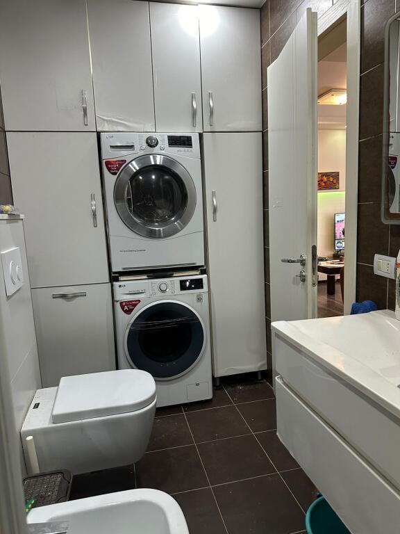 🏡✨ Jepet me Qira – Apartament 3+1 📍 Lokacioni: Kompleksi Kontakti, 21 Dhjetori 💶 Çmimi: 1,000 € / muaj