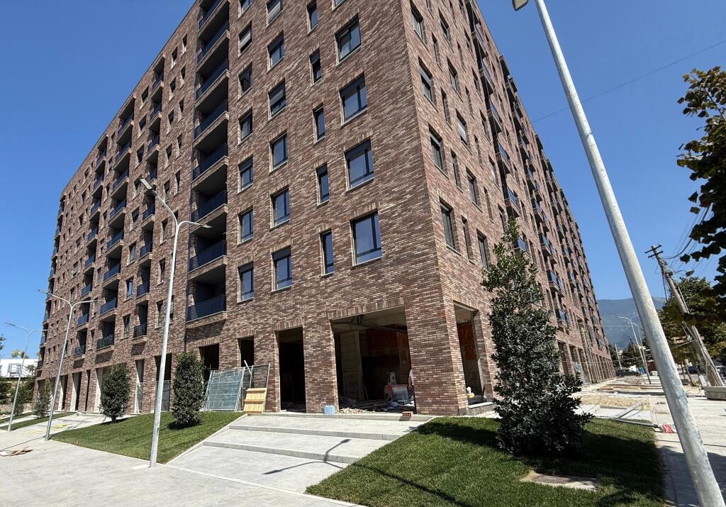 Shitet Apartament 1+1 Rruga 5 maji