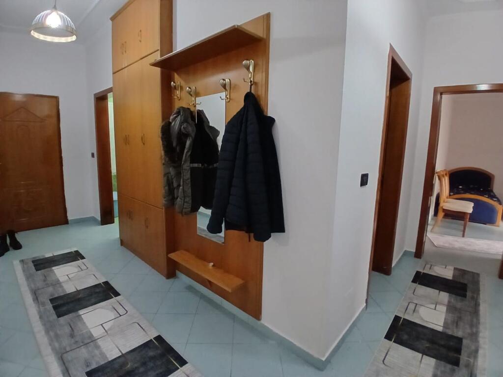 Jepet me qera Apartment 3+1+kend gatimi me vete ne rrugen "Mine Peza" prane Big Market.