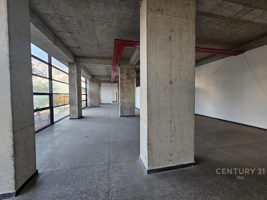 QIRA | Godinë 10-Katëshe në Rrugën e Kavajës – 4,500 m² Ndërtim