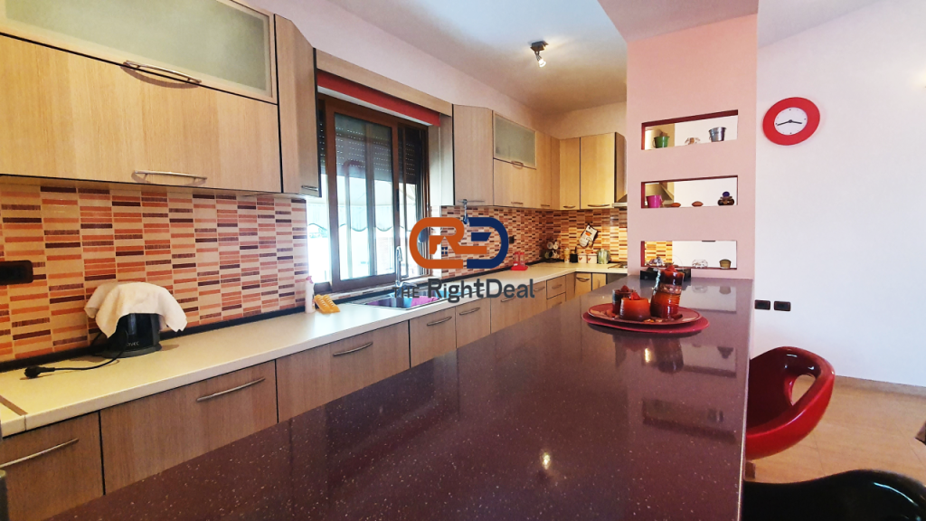 Te Kodra E Diellit,Shitet Vile Kater Kateshe Me Lokacion Perfekt!!