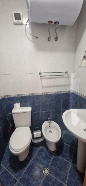 Jepet me qera apartament 2+1+2 tualete te 21 dhjetori