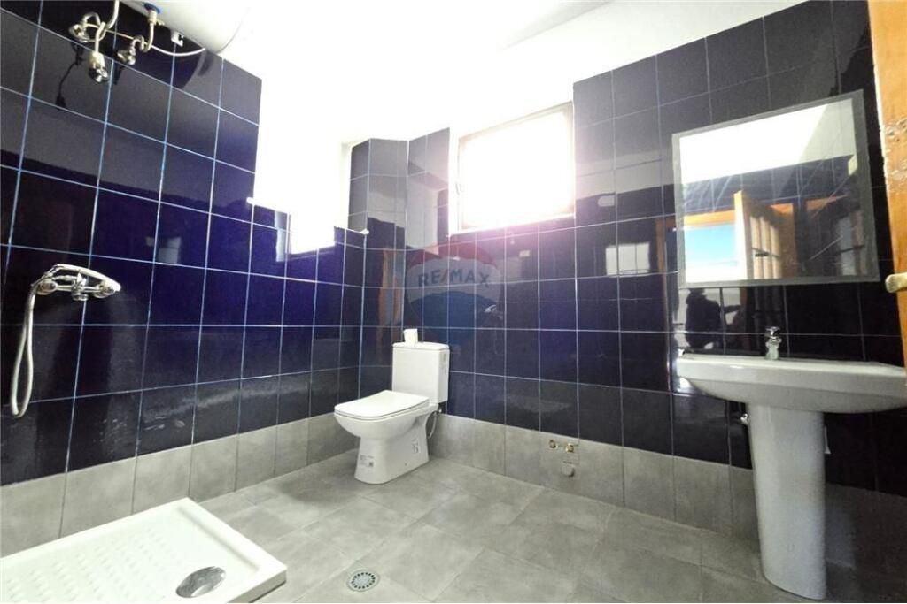 Ofrohet per qira ambient per zyra ne Rrugen Fadil Rada, ATSH.