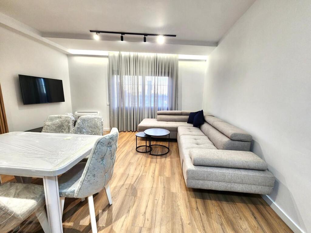 Apartament Premium 3+1+2wc në Qendër – Pazari i Ri- Spar  | 140 m² | Hera e Parë me Qira ( Akoma në qese Mobilimi) 1200 EU🔥* (Qira)
