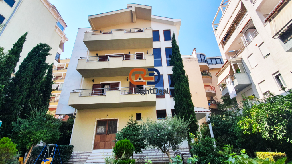 Te Kodra E Diellit,Shitet Vile Kater Kateshe Me Lokacion Perfekt!!