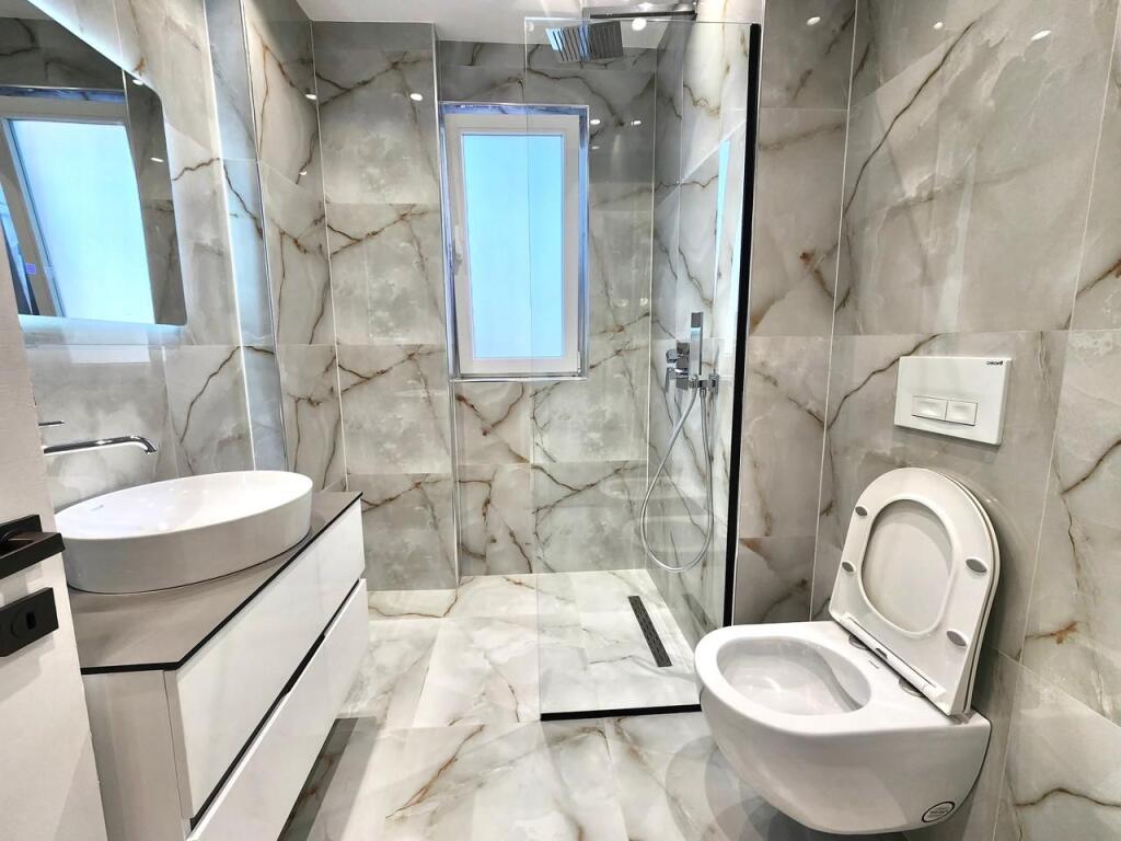 Apartament Premium 3+1+2wc në Qendër – Pazari i Ri- Spar  | 140 m² | Hera e Parë me Qira ( Akoma në qese Mobilimi) 1200 EU🔥* (Qira)