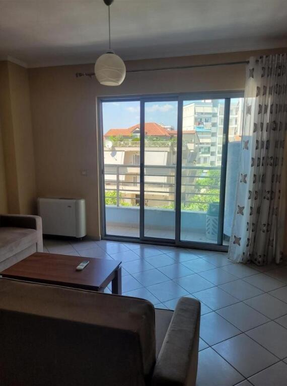 Shitet apartament 1+1 Komuna e Parisit