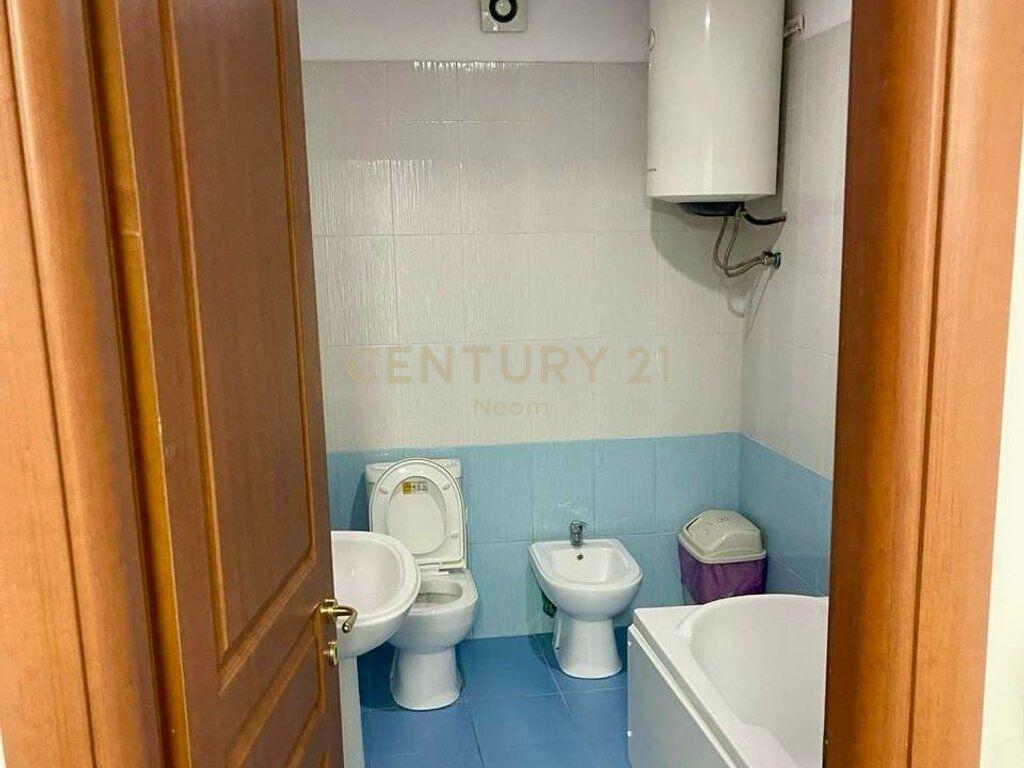 Zyrë moderne me qira – 125 m², me post parkimi, pranë Liceut Artistik