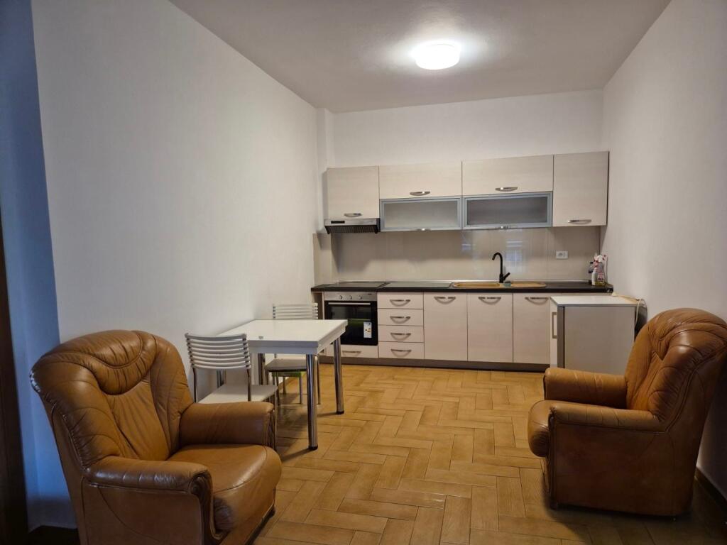 🏡 Apartament 2+1 me qira – Rruga “Him Kolli”, Tiranë