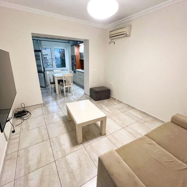 Jepet me qira 2+1 tek rruga e Elbasanit ,Drejtoria e Higjenes