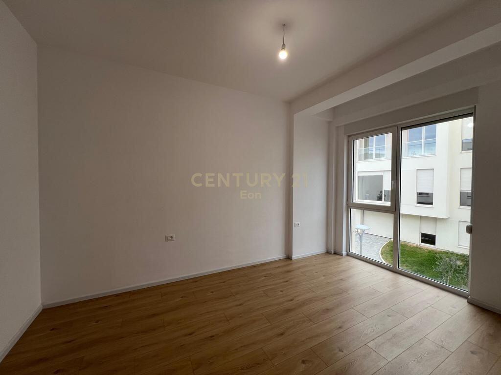 JAPIM ME QERA VILE NE FARKE, TIRANE