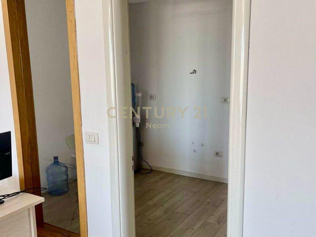 Zyrë moderne me qira – 125 m², me post parkimi, pranë Liceut Artistik