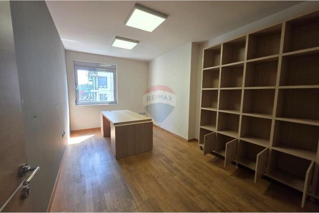 AMBIENT BIZNESI PER SHITJE TEK LIBRI UNIVERSITAR!