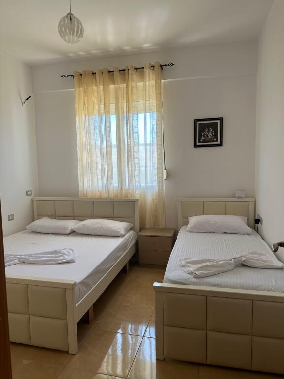 Jepet me qira: Apartament 2+1 i mobiluar ,Rruga e Çipajve, Vlorë