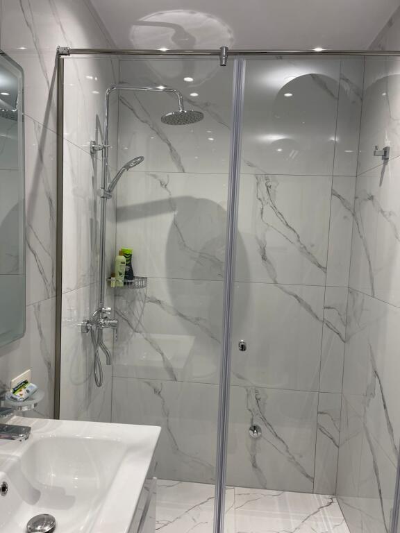 🏡 Apartament me Qira – 1+1, Rruga e Kosovareve (Pallat i Ri)