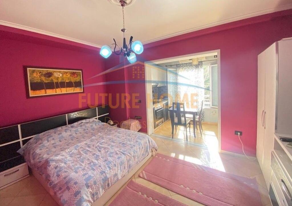 Qera, Garzoniere, Kodra e Diellit, Tiranë