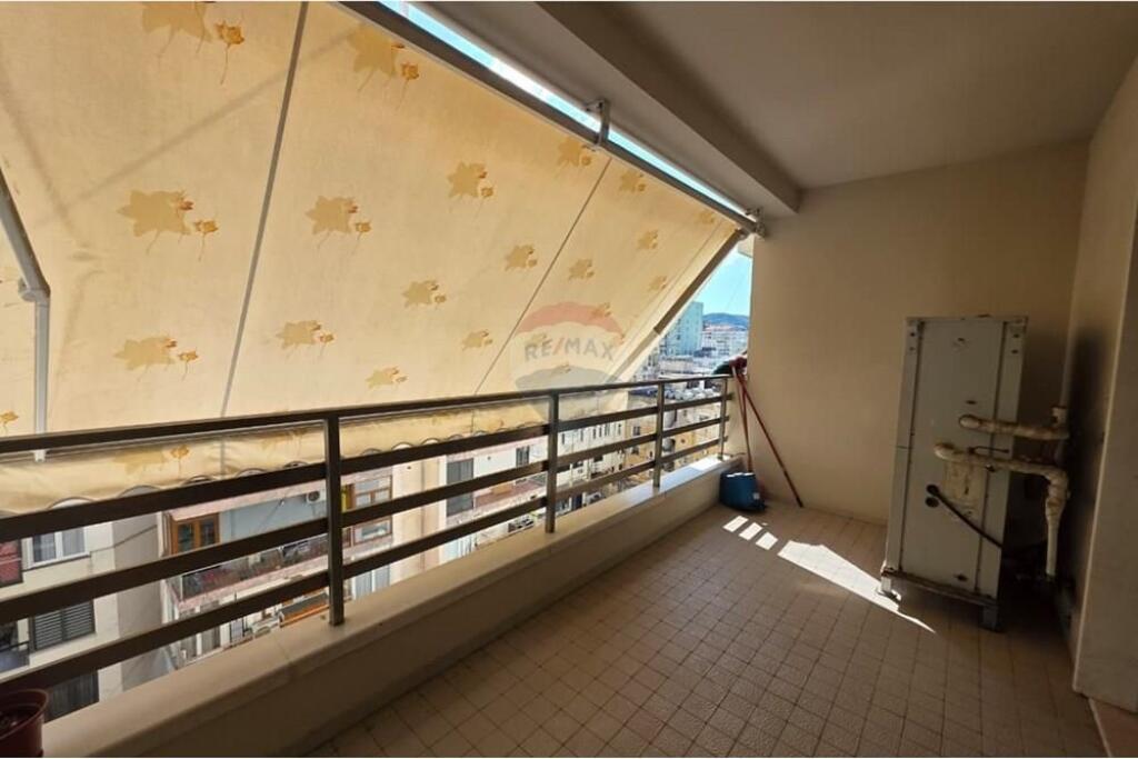 AMBIENT BIZNESI PER SHITJE TEK LIBRI UNIVERSITAR