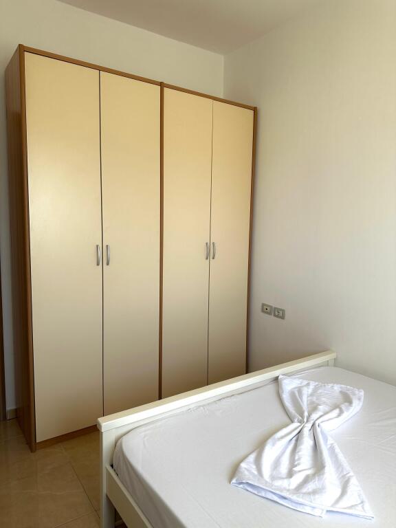 Jepet me qira: Apartament 2+1 i mobiluar ,Rruga e Çipajve, Vlorë