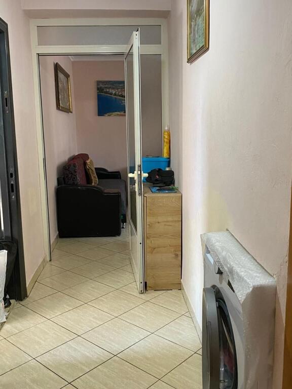 Shitet apartament 1+1 afer Shkolles “Bajram Curri”, Tiranë