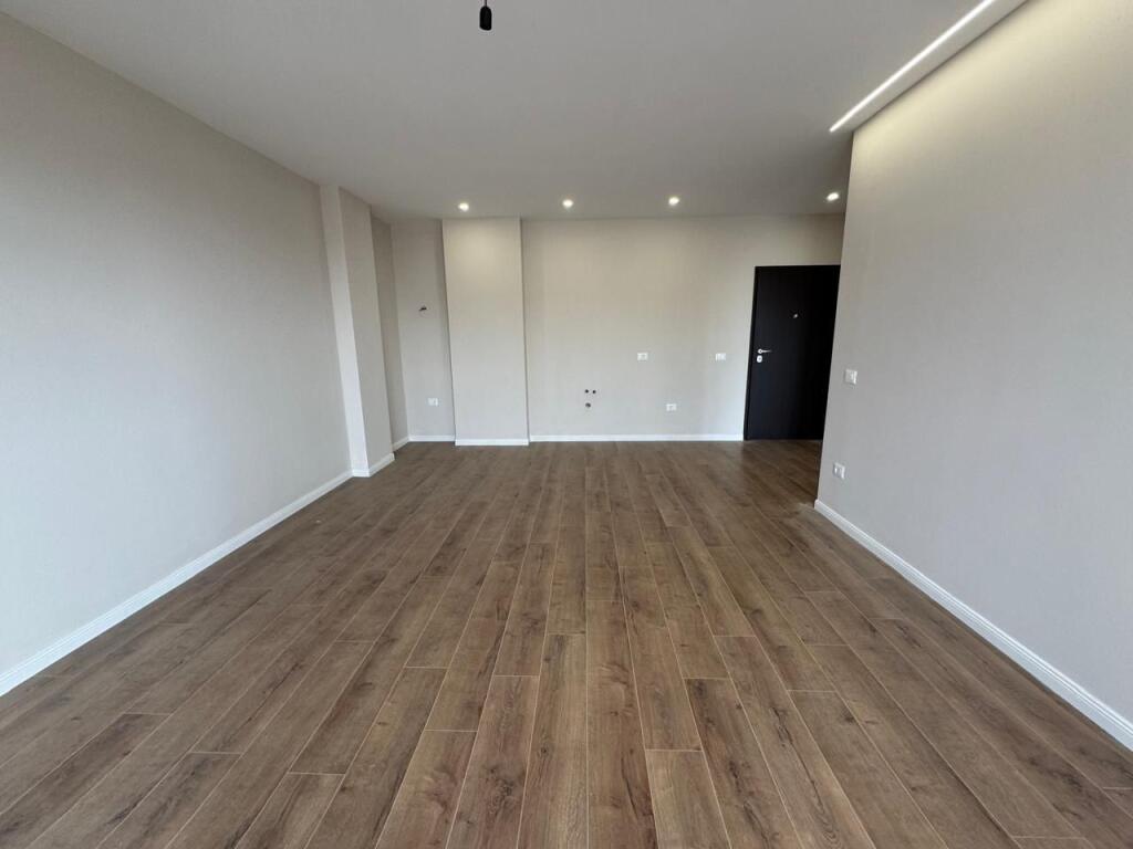 Shitet Apartament 1+1 Golem Pamje Deti