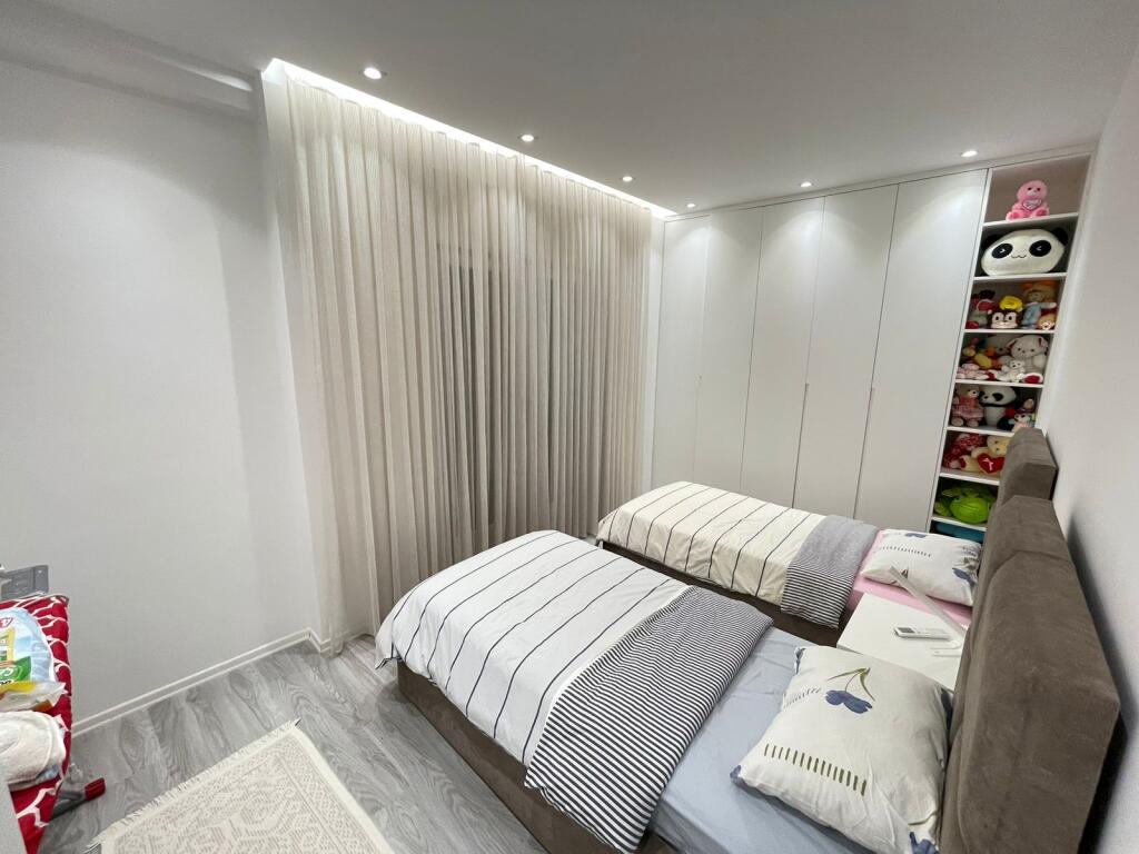 ⭕️ Super Apartament me Qera 2+1+2  📍Adresa : Rruga e Dibres ( 100 m mbi Vilen gold )  🧗‍♂️• Kati i 3  ✔️• I mobiluar dhe pabanuar me pare  📐• Siperfaqe : 100 m2  💶• Cmimi : 850€