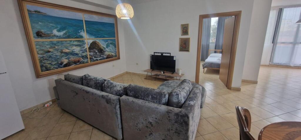 Jepet me qera apartament 2+1+2 tualete te 21 dhjetori