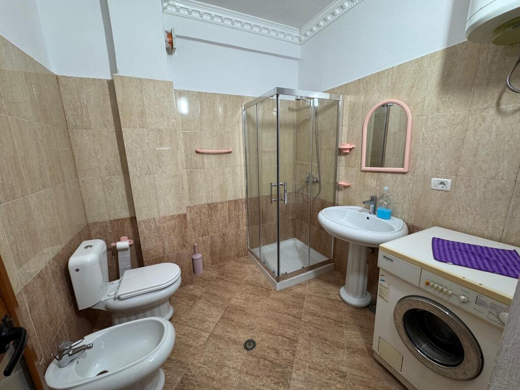 Shitet Apartament 1+1