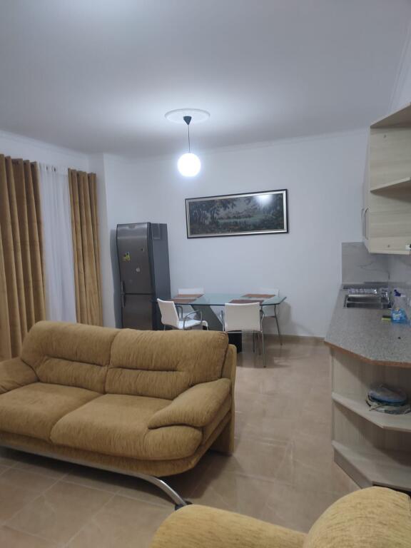 Jepet me qira: Apartament 2+1 i mobiluar ,Rruga e Çipajve, Vlorë