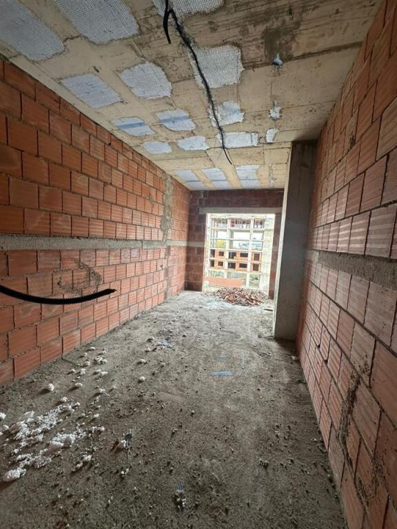 APPARTAMENTO 2+1+2 IN VENDITA PRESSO L'EX CAMPO DI AVIAZIONE, TIRANA