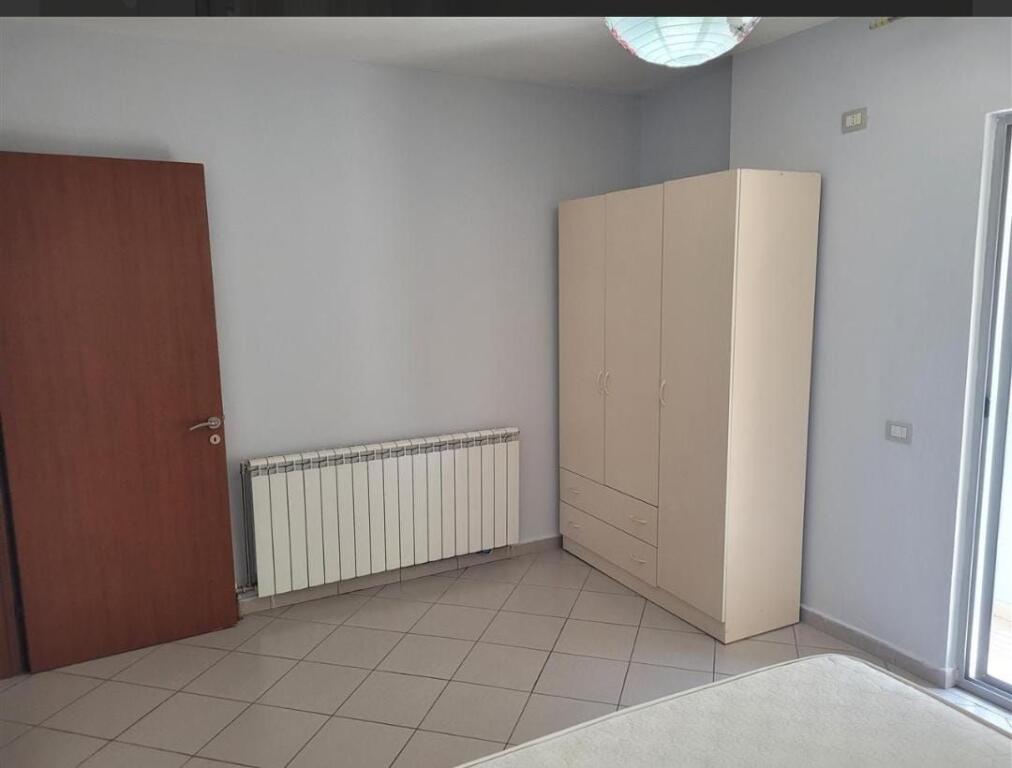 Shitet apartament 1+1 Komuna e Parisit