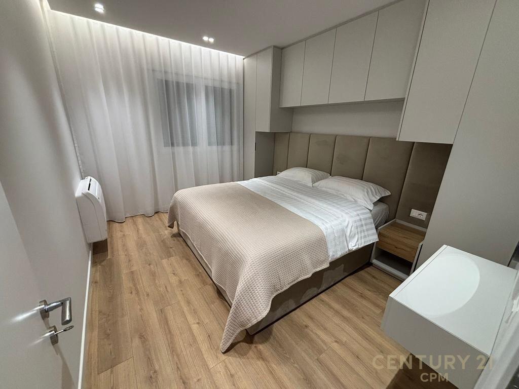 QIRA | Apartament Modern 1+1 – Pazari i Ri, Tiranë