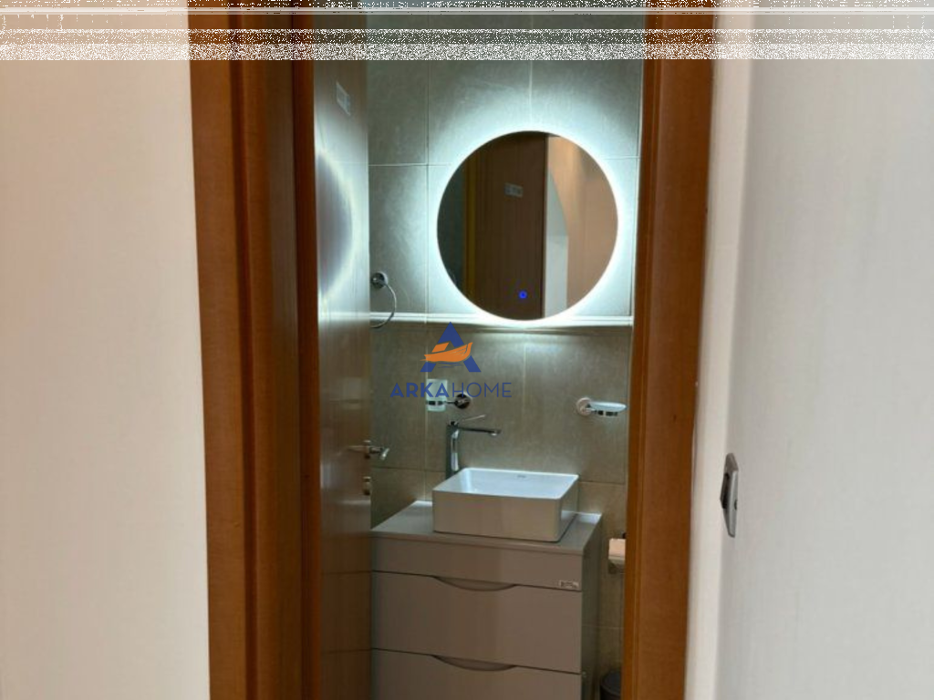 JEPET ME QERA AMBIENT 100M2 NETO "NE ZONEN E BLLOKUT" 1000 EURO