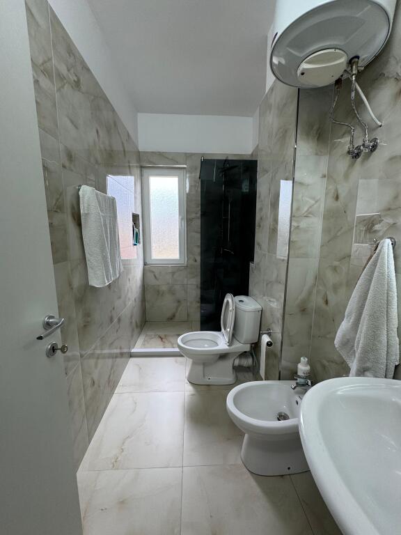 Shitet Apartament 2+1