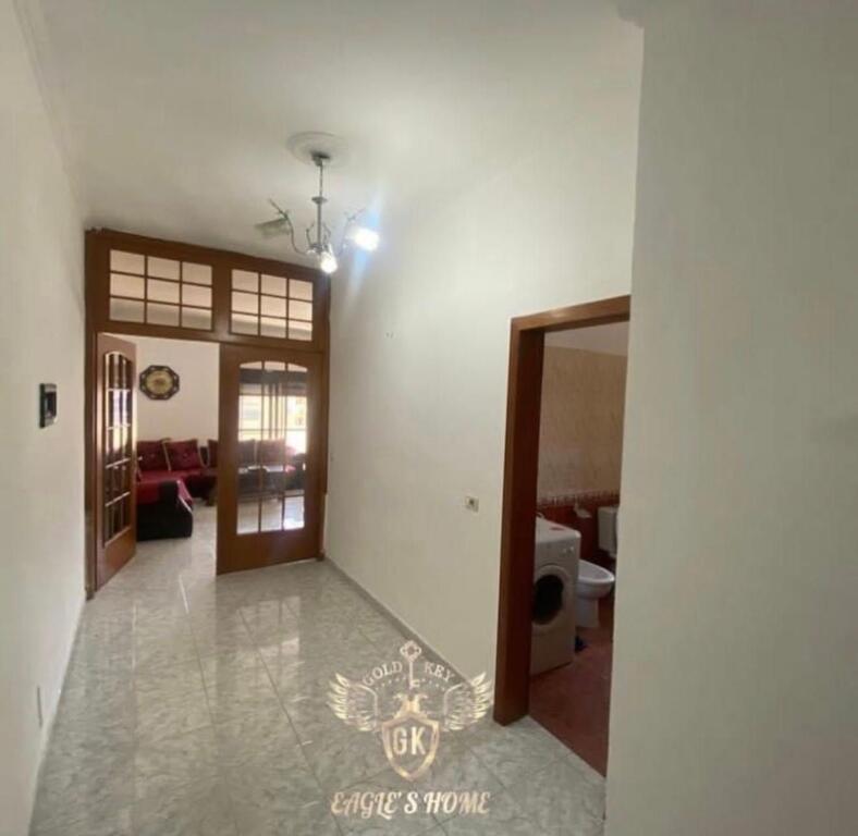 APPARTAMENTO IN AFFITTO 2+1+2 con balcone  💰 Prezzo: 300€ / Mese netto📍 Posizione: Mercato Frutta e Verdura Durazzo