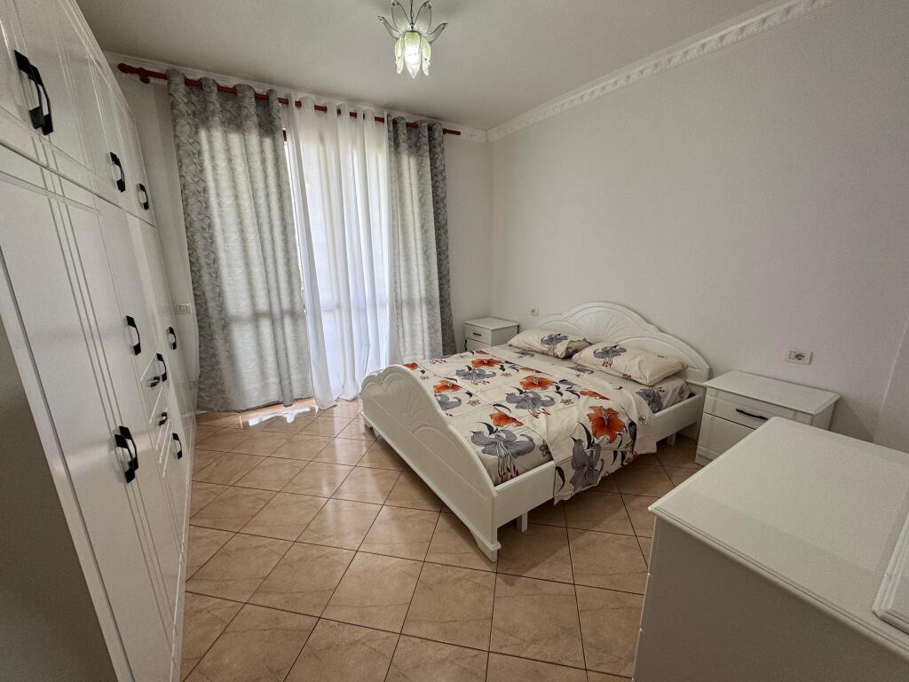 Shitet Apartament 1+1