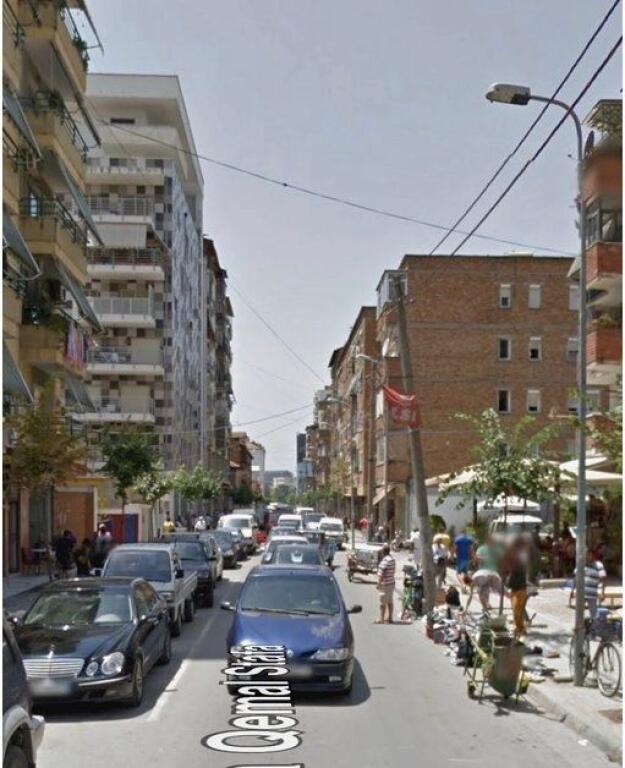 AMBIENT KOMERCIAL PER SHITJE NE ZONEN E PAZARIT TE RI