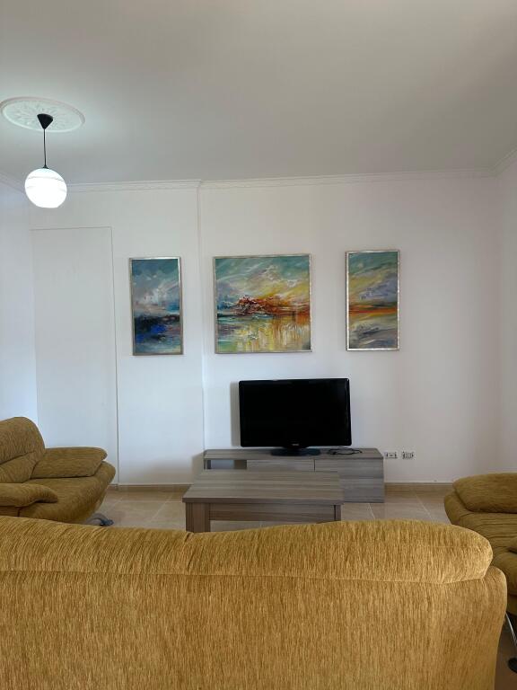 Jepet me qira: Apartament 2+1 i mobiluar ,Rruga e Çipajve, Vlorë