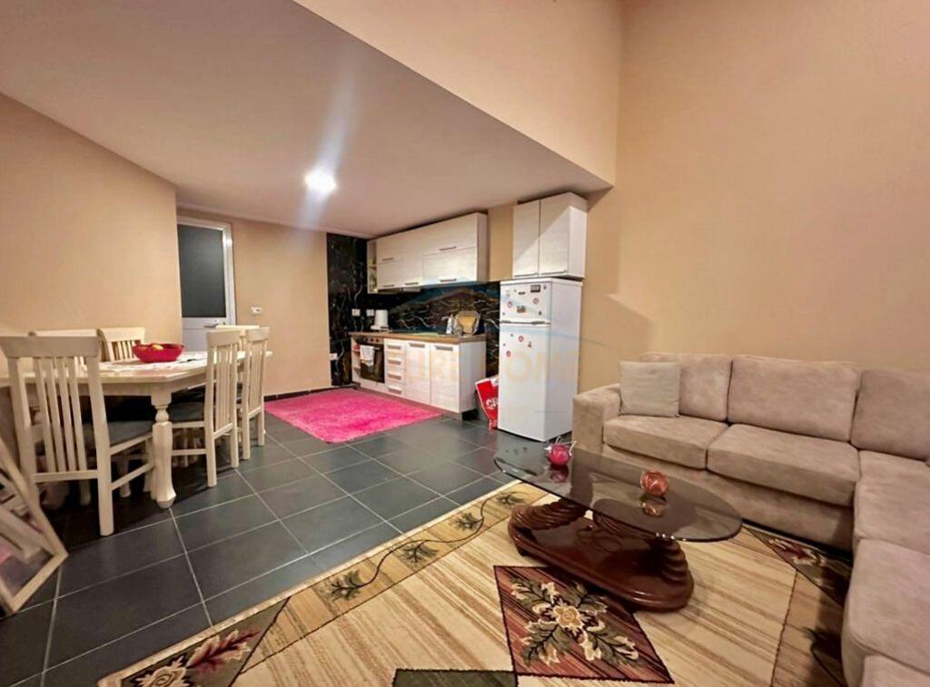 Shitet, Duplex, Liqeni i Thatë, Tiranë