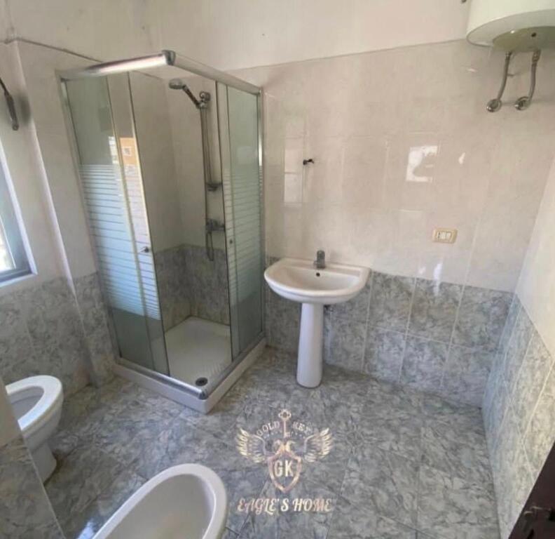 APPARTAMENTO IN AFFITTO 2+1+2 con balcone  💰 Prezzo: 300€ / Mese netto📍 Posizione: Mercato Frutta e Verdura Durazzo