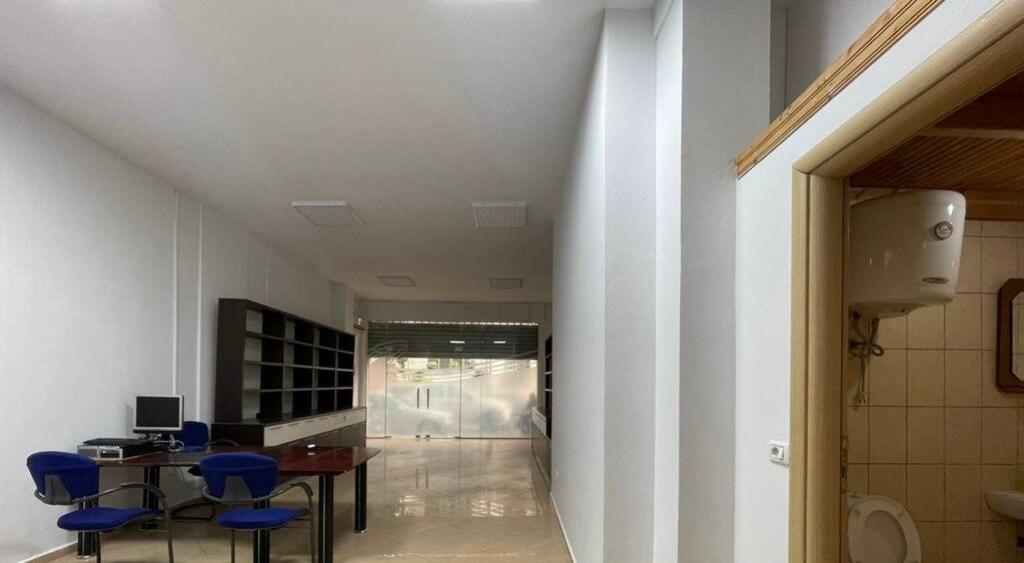 AMBIENT KOMERCIAL PER SHITJE NE ZONEN E PAZARIT TE RI