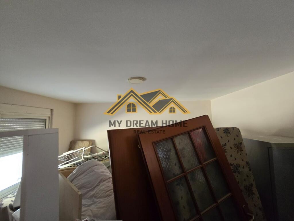 SHITEN 2 APARTAMENTE 2+1+ 200m2 VERAND AFER SHKOLLES 2 GJELAT DURRES!