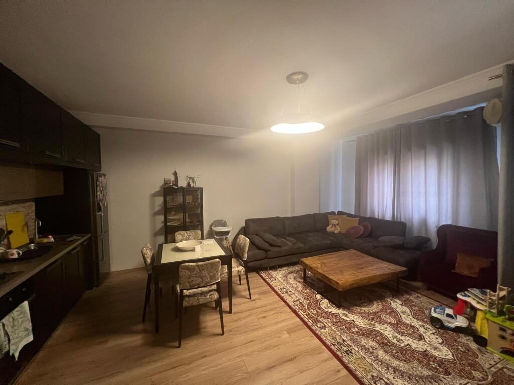 Jepet me qira 2+1 te komuna e parisit 800 Euro