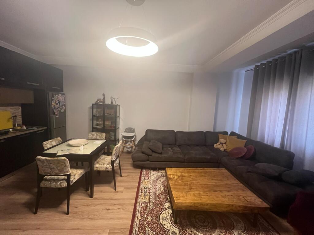 Jepet me qira 2+1 te komuna e parisit 800 Euro