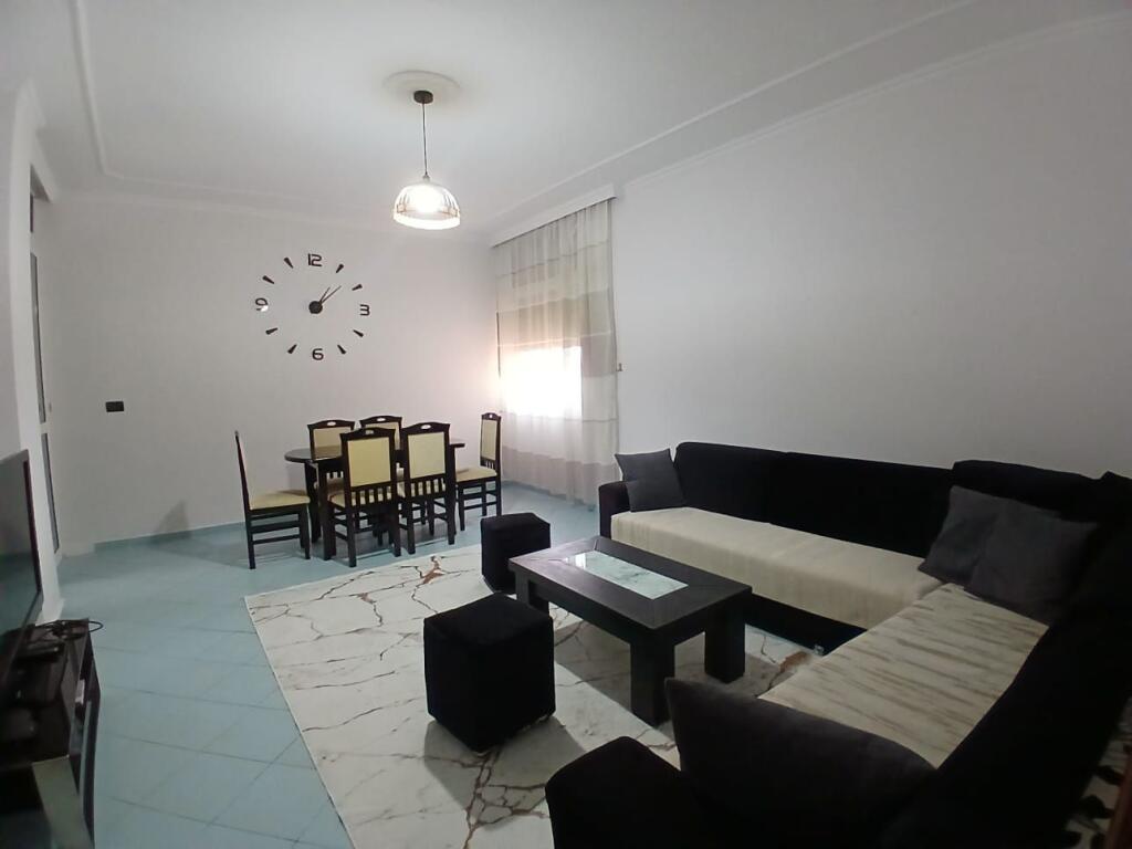 Jepet me qera Apartment 3+1+kend gatimi me vete ne rrugen "Mine Peza" prane Big Market.