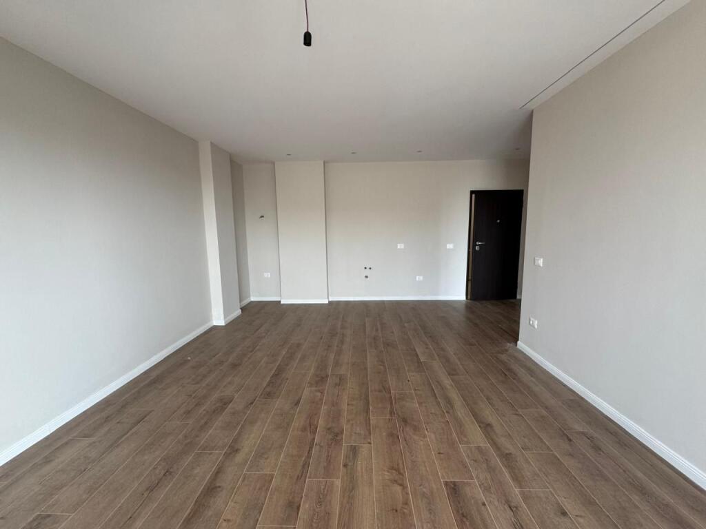 Shitet Apartament 1+1 Golem Pamje Deti