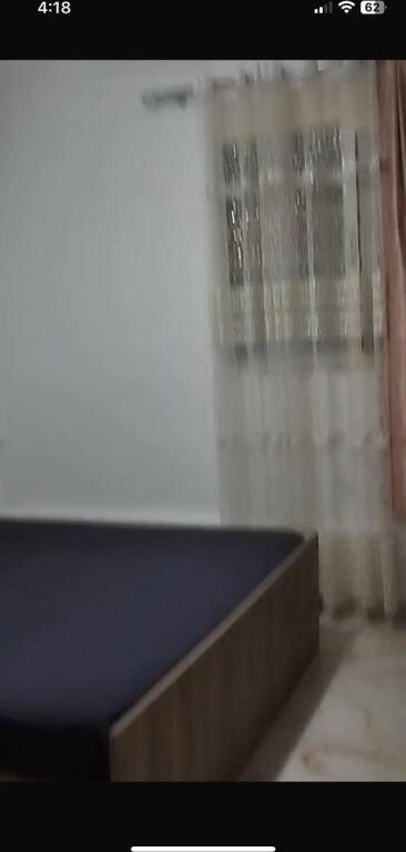 🏠 **Vilë / Shtëpi private 1+1** me qira, e ndodhur në zonën **Laprake / Spitali Ushtarak / Dogana**