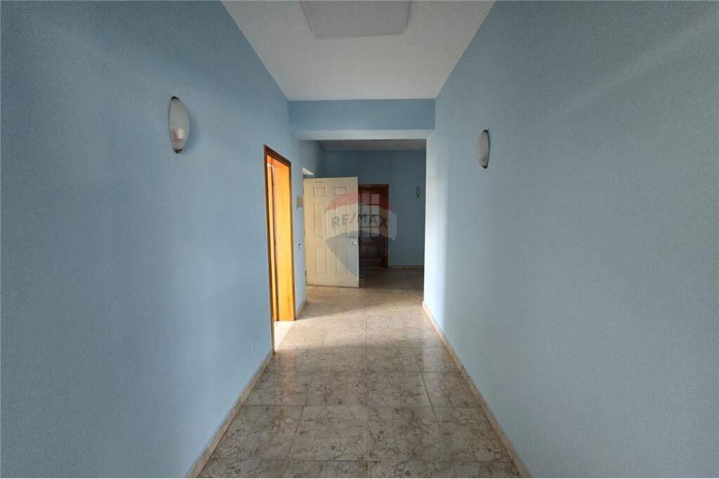 Ofrohet per qira ambient per zyra ne Rrugen Fadil Rada, ATSH.