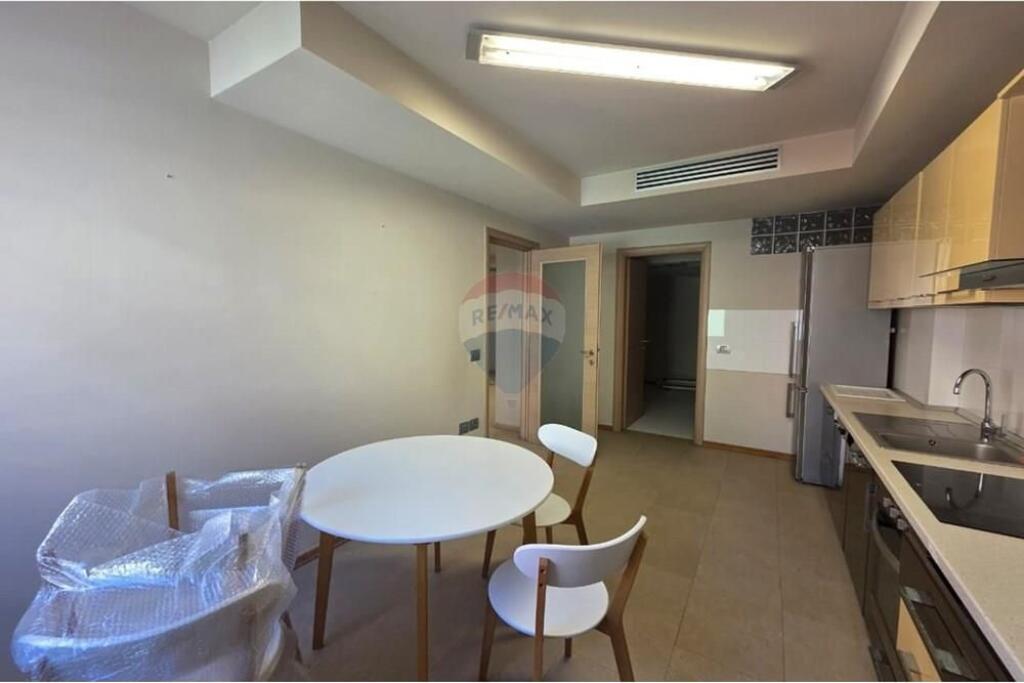 AMBIENT BIZNESI PER SHITJE TEK LIBRI UNIVERSITAR